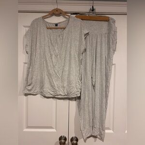 Old Navy Women's Light Gray Pajama Set